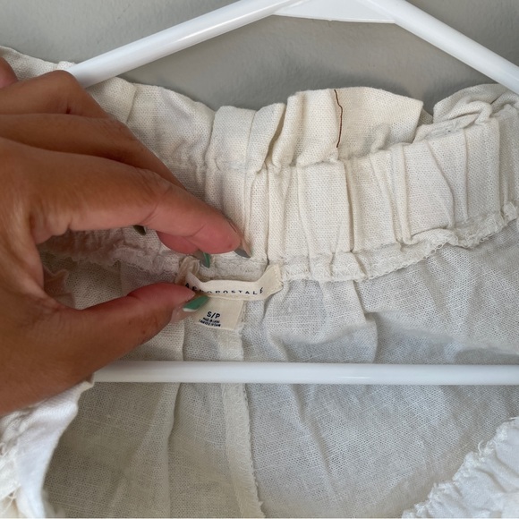 Selling this gorgeous Aeropostale cream linen belted shorts. - Picture 5 of 5